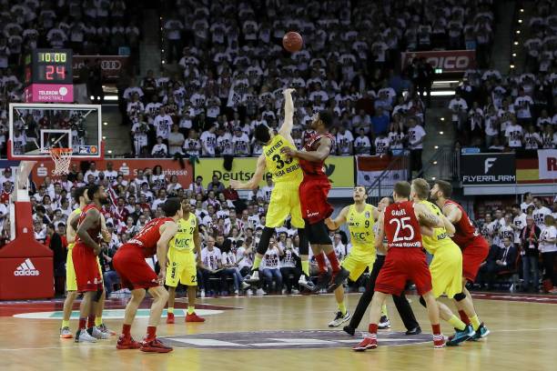 表现可谓令 表现可谓令